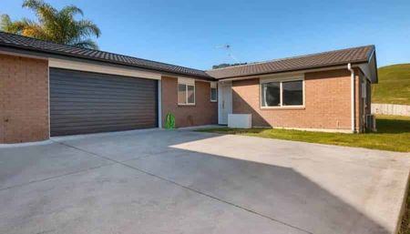 Spacious 4-Bedroom Home in Prime Welcome Bay L... - Photo 5