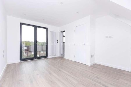 Manor Farm Drive, Chingford, E4 - Photo 5