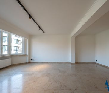 Ruim 2-slaapkamer appartement. Rustig én centraal gelegen aan de voet van het Zoute nabij de H. Hartkerk. Open zicht. - Foto 1