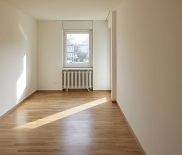 Geräumige und lichtdurchflutete Familienwohnung mit zwei Balkonen - Photo 2