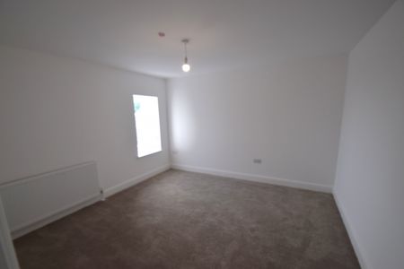 Broadway House, SS9 1AE - Photo 4