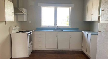 Charming 2 Bedroom 1 Bathroom Unit - Photo 3