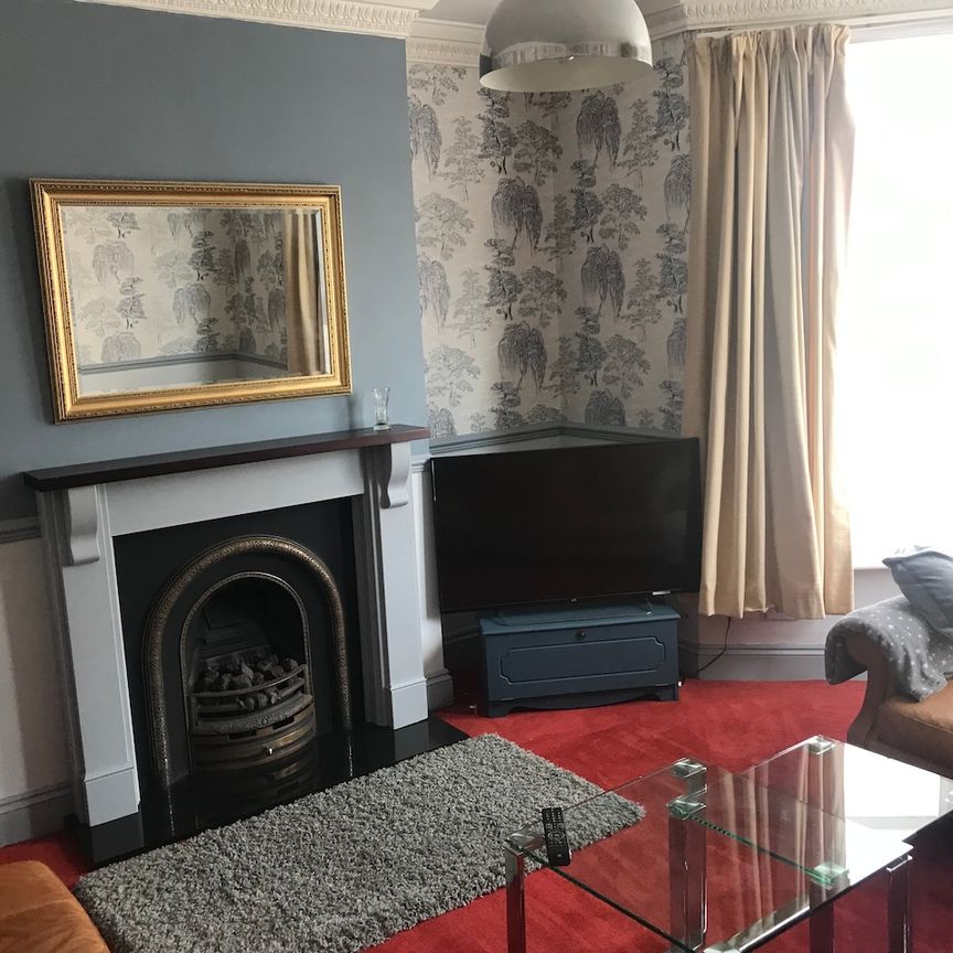 6 bedroom, 2 en-suite house - Photo 1