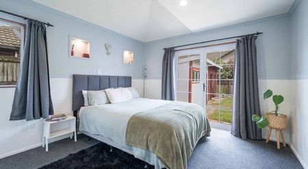 Private, Modern Family Oasis – 5 Min Walk to CBD - Photo 3