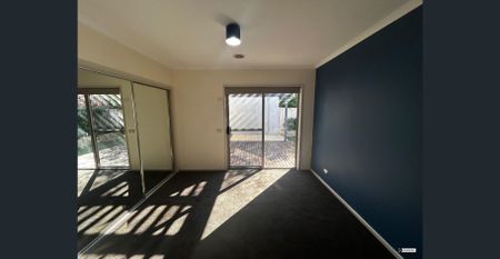 Central 2 Bedroom Townhouse - Photo 2