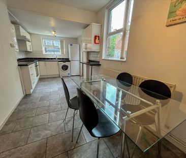 4 bedroom end of terrace house to rent - Photo 5