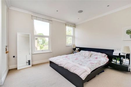 3 bedroom flat in Balham Park Road - Photo 4