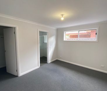 Neat And Tidy Townhouse! - Photo 6