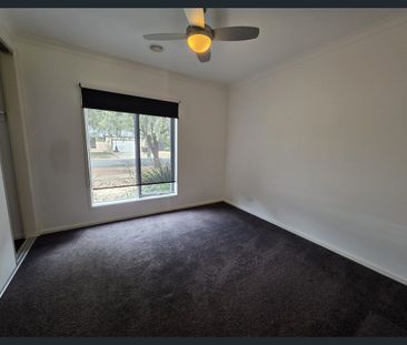 5 Bedroom PLUS Study & 2 Living areas! - Photo 3