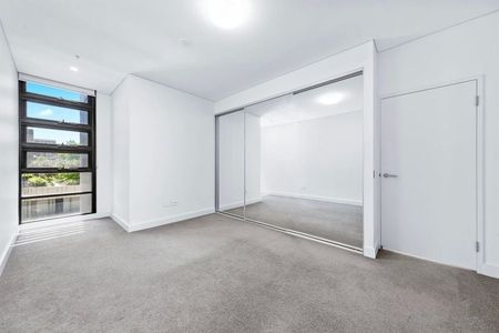 Pool & Gym | Bright | Spacious - Photo 4