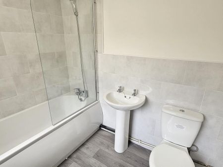 2 bedroom end of terrace house to rent - Photo 3