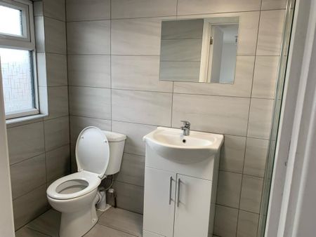 Room in a Shared House, Crest Road, NW2 - Photo 5