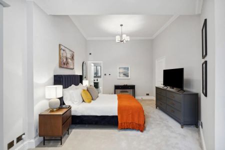 2 bedroom flat in London - Photo 4