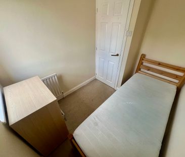 3 bedroom house to rent Longroyd Grove, LS11 - Photo 4