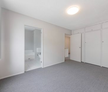 Minutes walk to Station & Shops!! - Photo 2