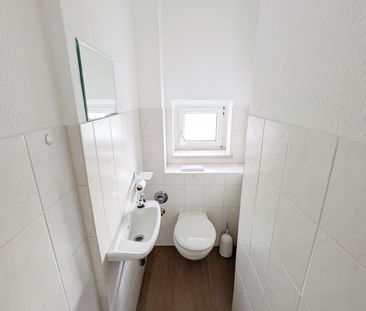 ++ frisch renovierte 2-Raum-Wohnung - mit Tageslichtbad & Gartenopt... - Photo 1