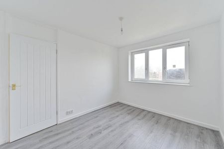 3 bedroom flat to rent - Photo 4
