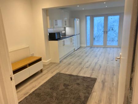 5 bedroom semi-detached house to rent - Photo 5