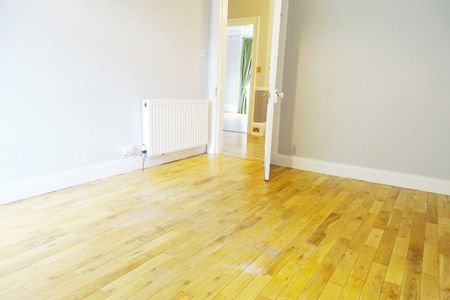 To Let 4 Bed Flat - Photo 3