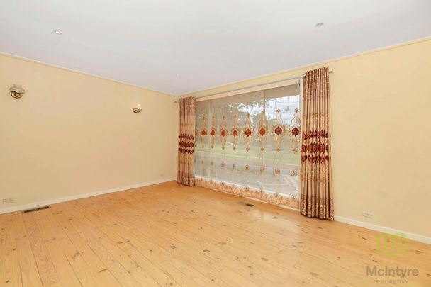 Generous Family Home in Sought After Location! - Photo 1