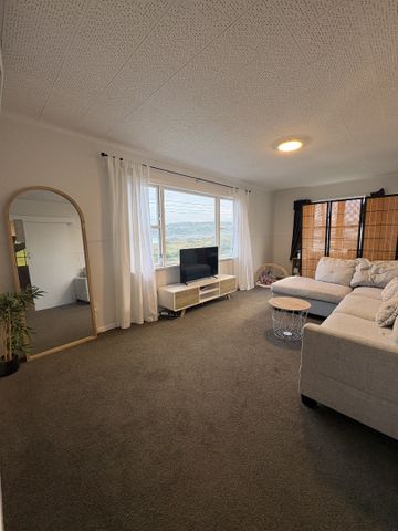 Cozy 2-Bedroom Home with Large Rumpus Room - Photo 3