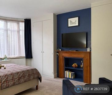 1 bedroom in a flat share to rent - Photo 4