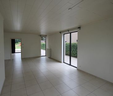 Recente halfopen bebouwing met ruime tuin, terras en garage - Photo 4