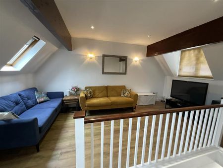 2 bedroom coach house to rent - Photo 2