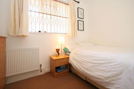 1 bedroom in a flat share to rent - Photo 4