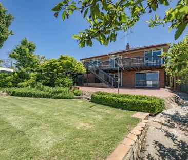 Spacious 4-Bedroom Family Home with Stunning Views – Prime Location! - Photo 3
