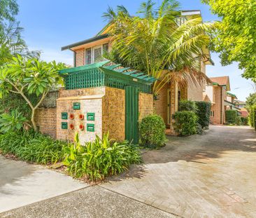 Centrally Located, Expansive And Private, Dual Storey 3 Bedroom, 2.... - Photo 2