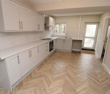 House - Terraced For Rent Tynybedw Street, Treorchy - Photo 2