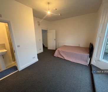 1 bedroom in a flat share to rent - Photo 2