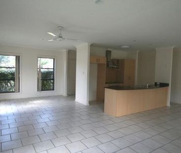 Spacious Family Home, close to Robina Town Centre - Photo 3