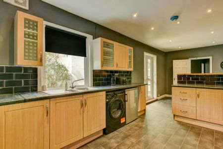 1 bedroom in a house share to rent - Photo 4