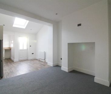 2 bedroom end of terrace house to rent - Photo 2