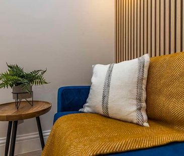 Beautiful Bedroom Apartment // Available August, LN5 - Photo 2