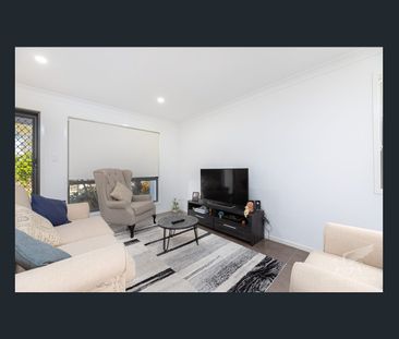 3-Bedroom Modern Townhouse With Private Courtyard & Shared Pool! - Photo 2