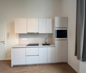 Volledig gerenoveerde studio op uitstekende locatie te huur - Photo 1