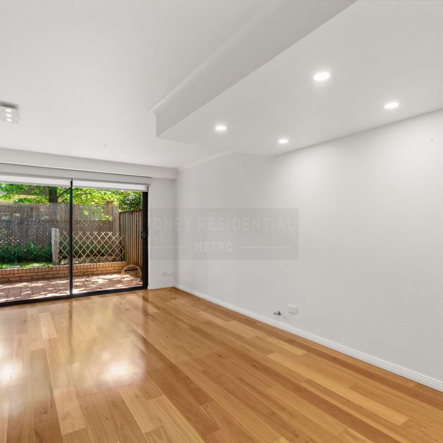 Airy Renovated Three Bedroom Townhouse with Courtyard - Photo 1