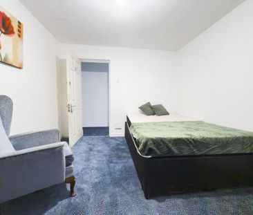 1 bedroom in a house share to rent - Photo 2