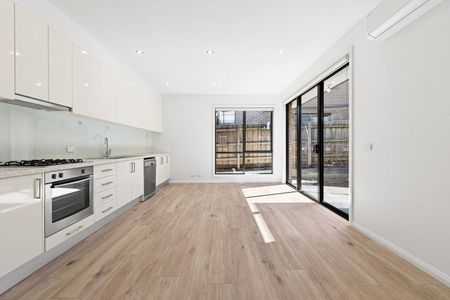 2/21 Alpine Grove, Pascoe Vale VIC 3044 - Photo 4