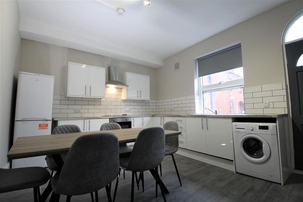 6 bedroom semi-detached house to rent - Photo 1
