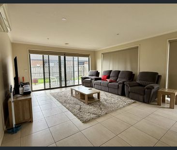 Sought after location, you don't want to miss this! - Photo 1