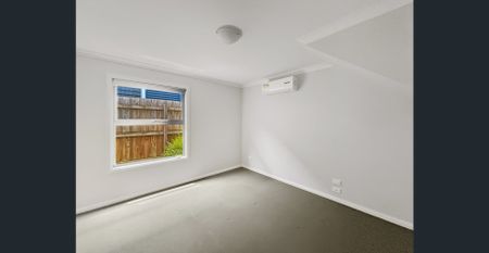 Architecturally designed townhouse in a prime location - Photo 5