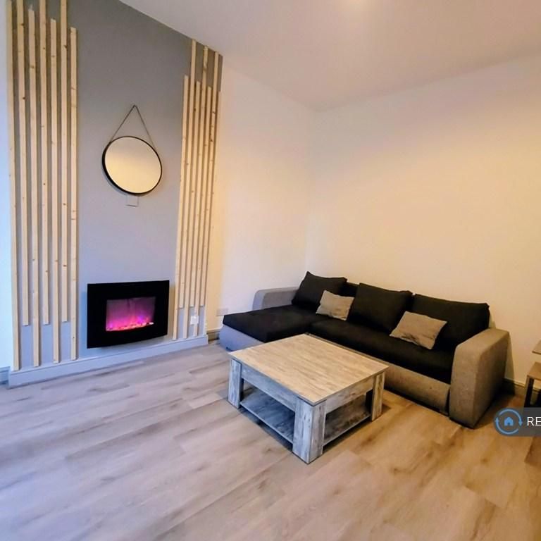 1 bedroom in a house share to rent - Photo 1