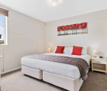 Upmarket 1 Bed by Botany - Fully Furnished, Pool - Photo 3