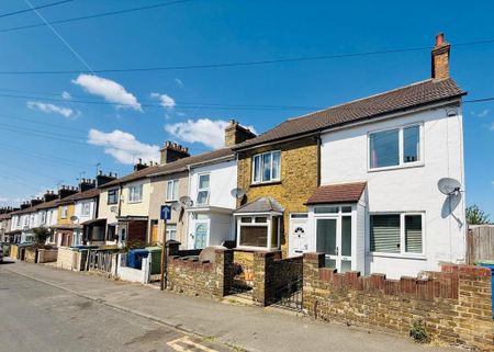 3 bedroom end of terrace house to rent - Photo 3