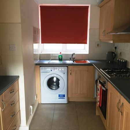 1 bedroom in a house share to rent - Photo 3