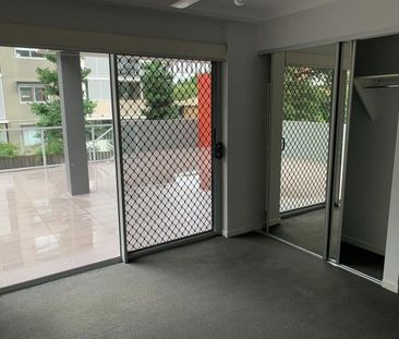 Spacious 2-Bedroom Apartment in Woolloongabba - Photo 3